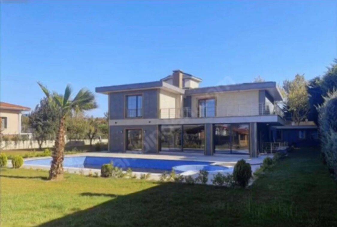 Independent villa for sale in Istanbul / Büyükçekmece